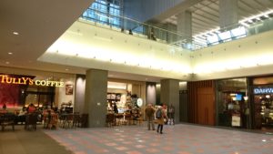 札幌駅前地下歩行空間（チカホ）にある日本生命札幌ビルの地下１階屋内の様子でタリーズコーヒー店舗も見える写真